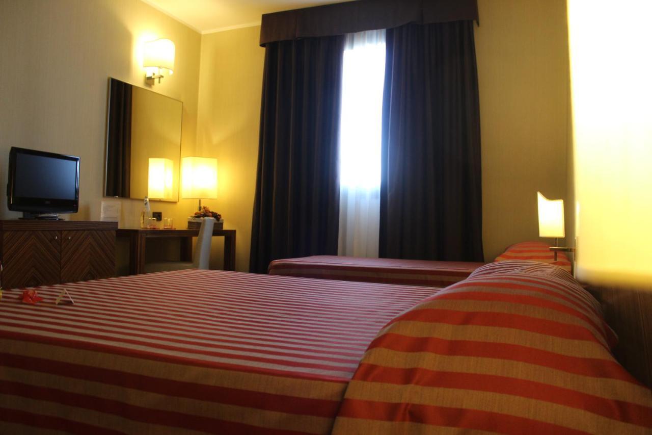 Mh Hotel Piacenza Fiera Екстер'єр фото
